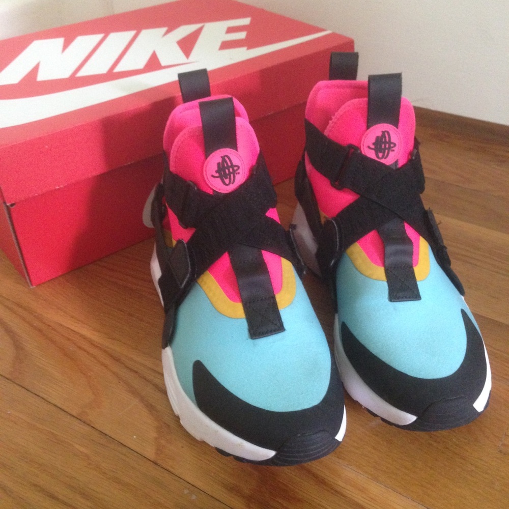 Women's Nike Air Huarache City Size 8.5